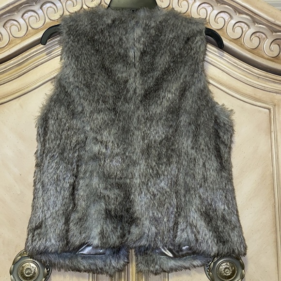 Faux fur THE LIMITED 
Vest high quality beautiful 
Instant upgrade 
Size S/M - Picture 2 of 7
